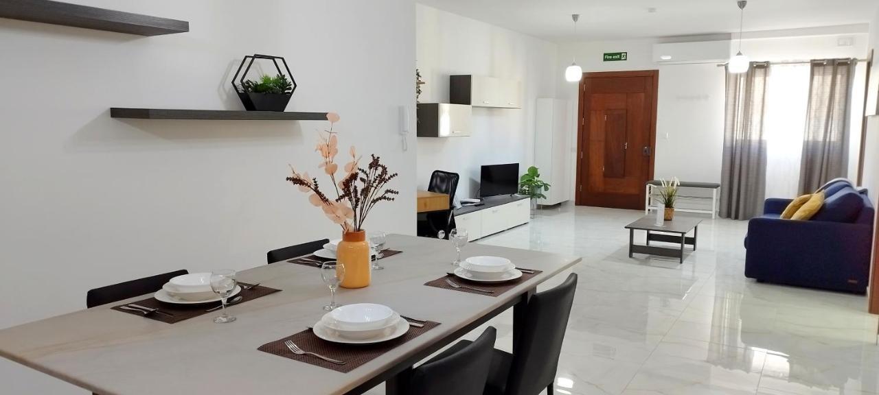 Large And Modern Apartment In The Centre Of Malta Mosta Exterior photo
