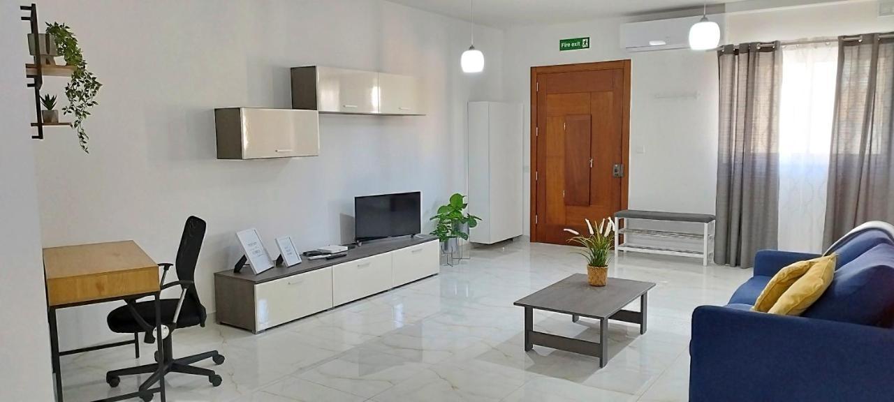 Large And Modern Apartment In The Centre Of Malta Mosta Exterior photo